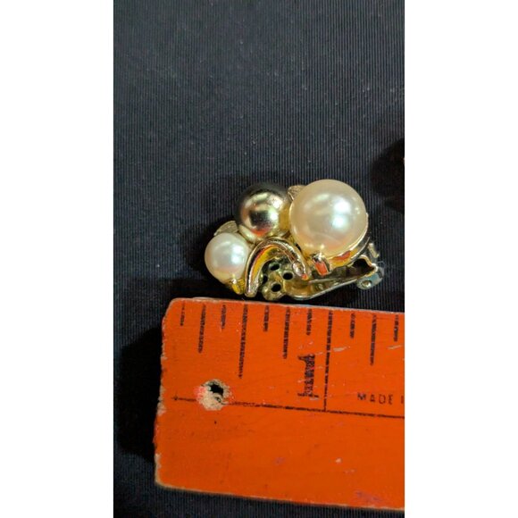 Vintage Lisner Gold-Tone Clip-On Earrings Faux Pearl Cluster 1950s Retro Glam - Picture 7 of 7